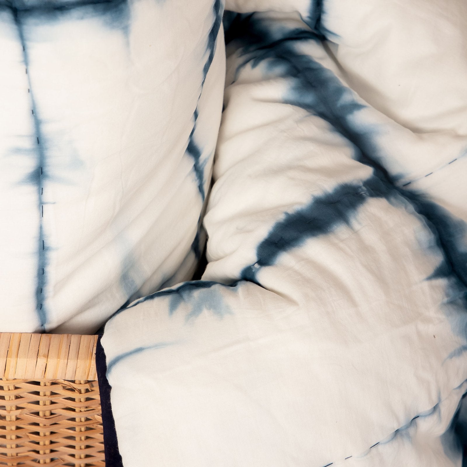 Neel – Shibori Dyed Single & Double Jaipuri Cotton Quilt (White & Blue)